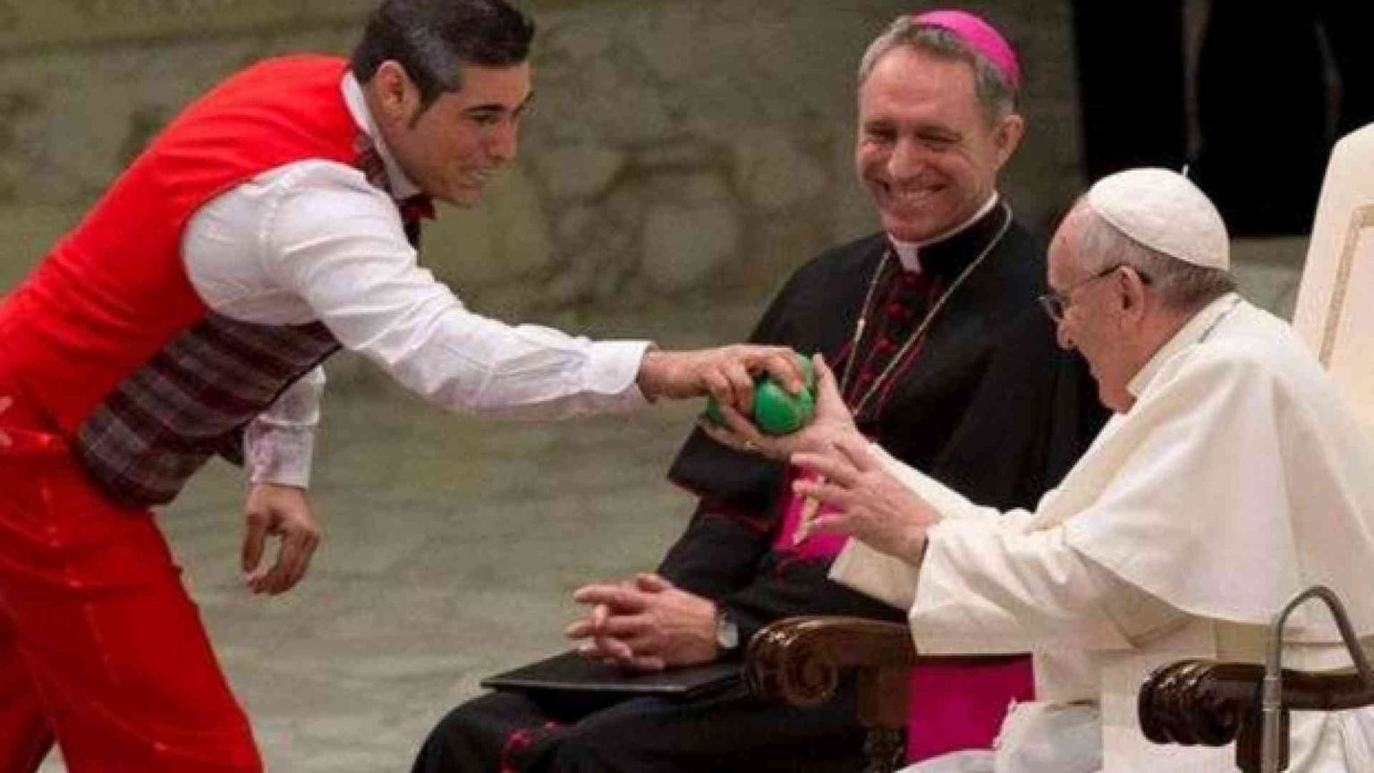 Papa Francesco invita i poveri, i profughi e i carcerati al circo Medrano
