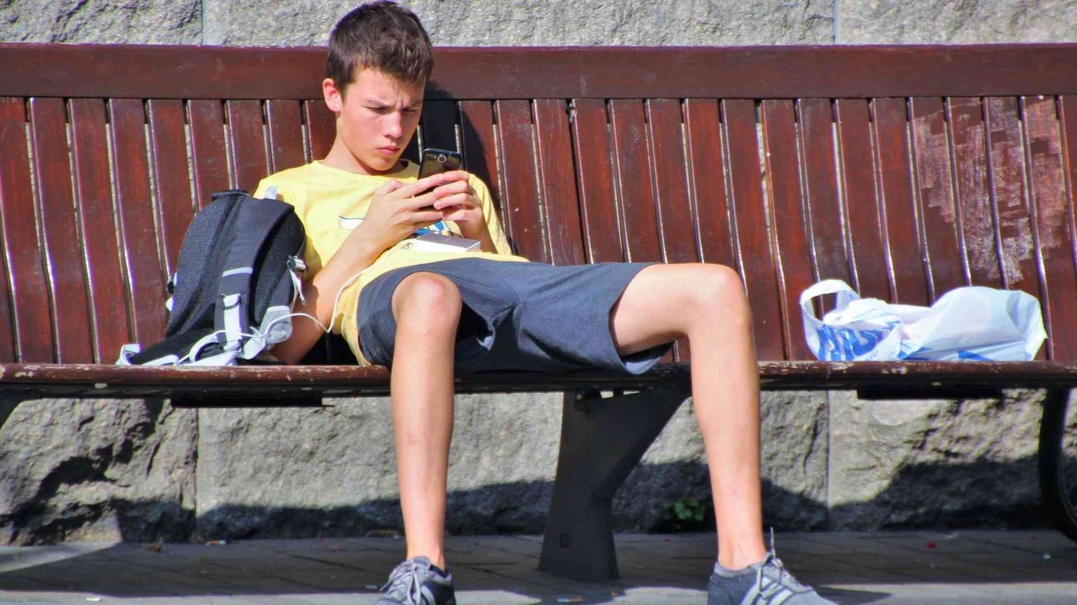 Tv, pc, tablet e smartphone perché ai bimbi fanno male