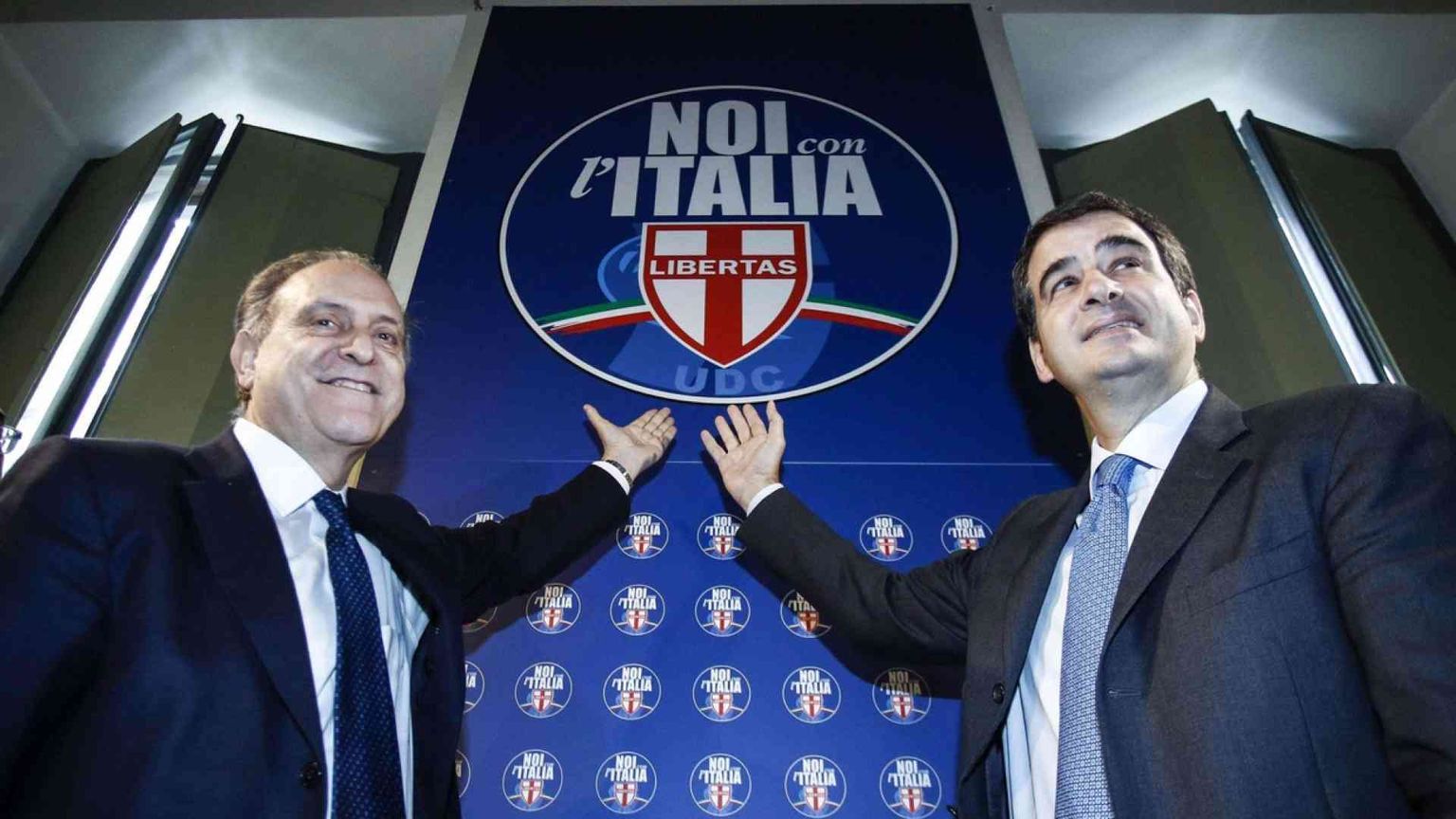 Noi con l'italia presenta il simbolo, c'è lo scudo crociato