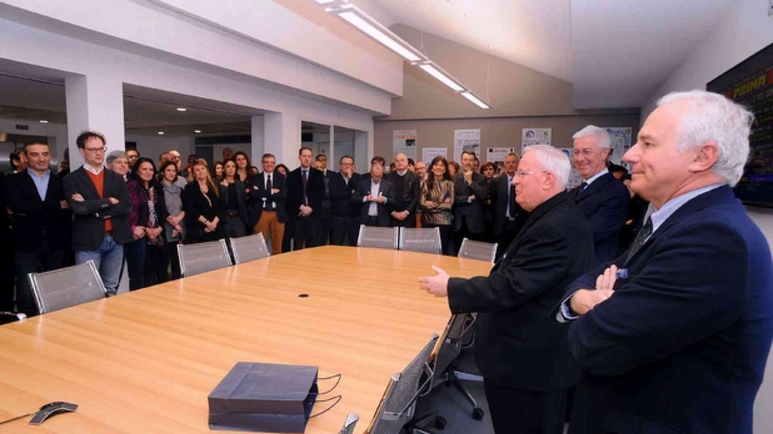 Il cardinale Bassetti in visita ad Avvenire: amare la Chiesa e l'Italia