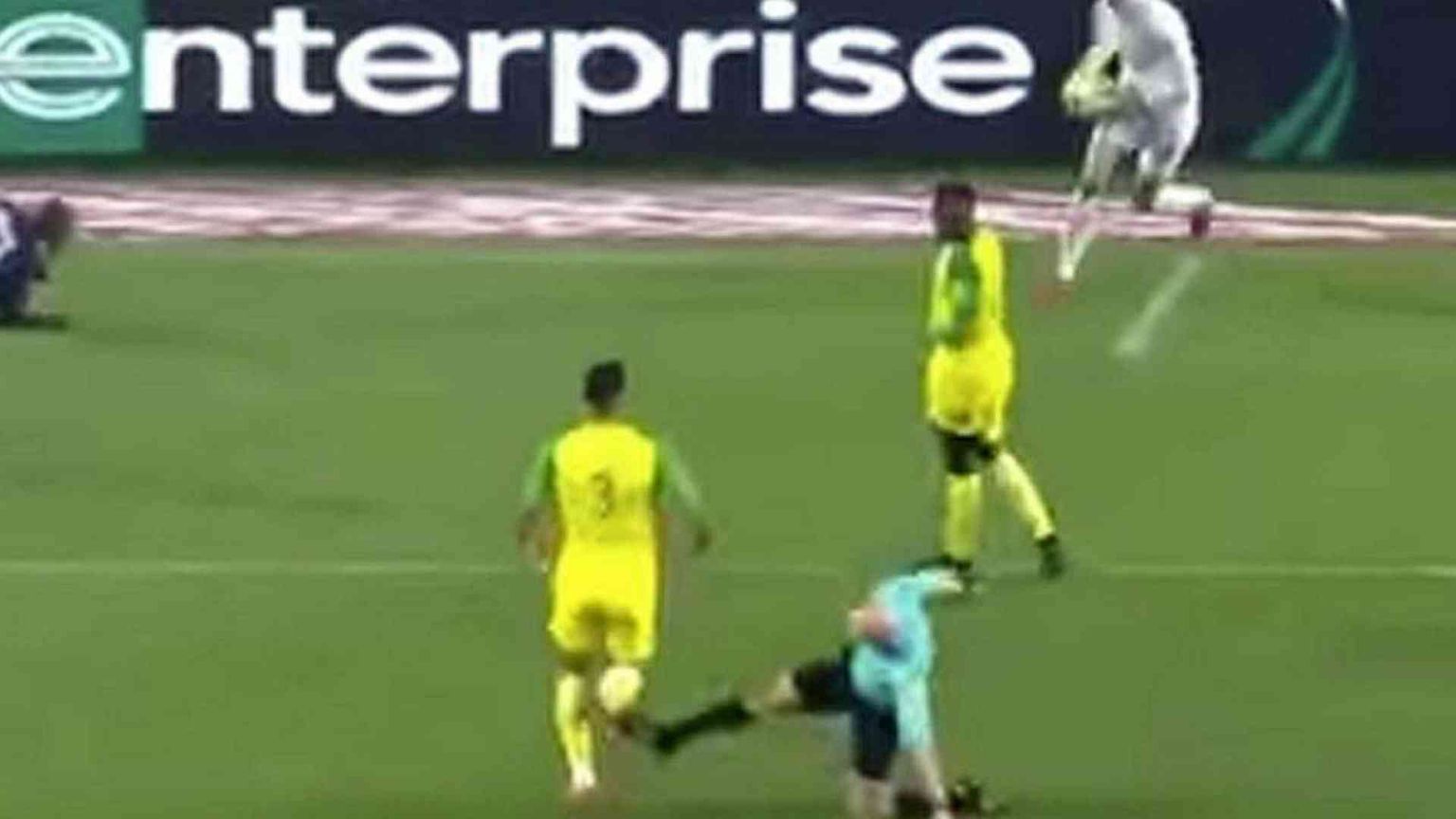 Arbitro di calcio sgambetta un giocatore e lo espelle