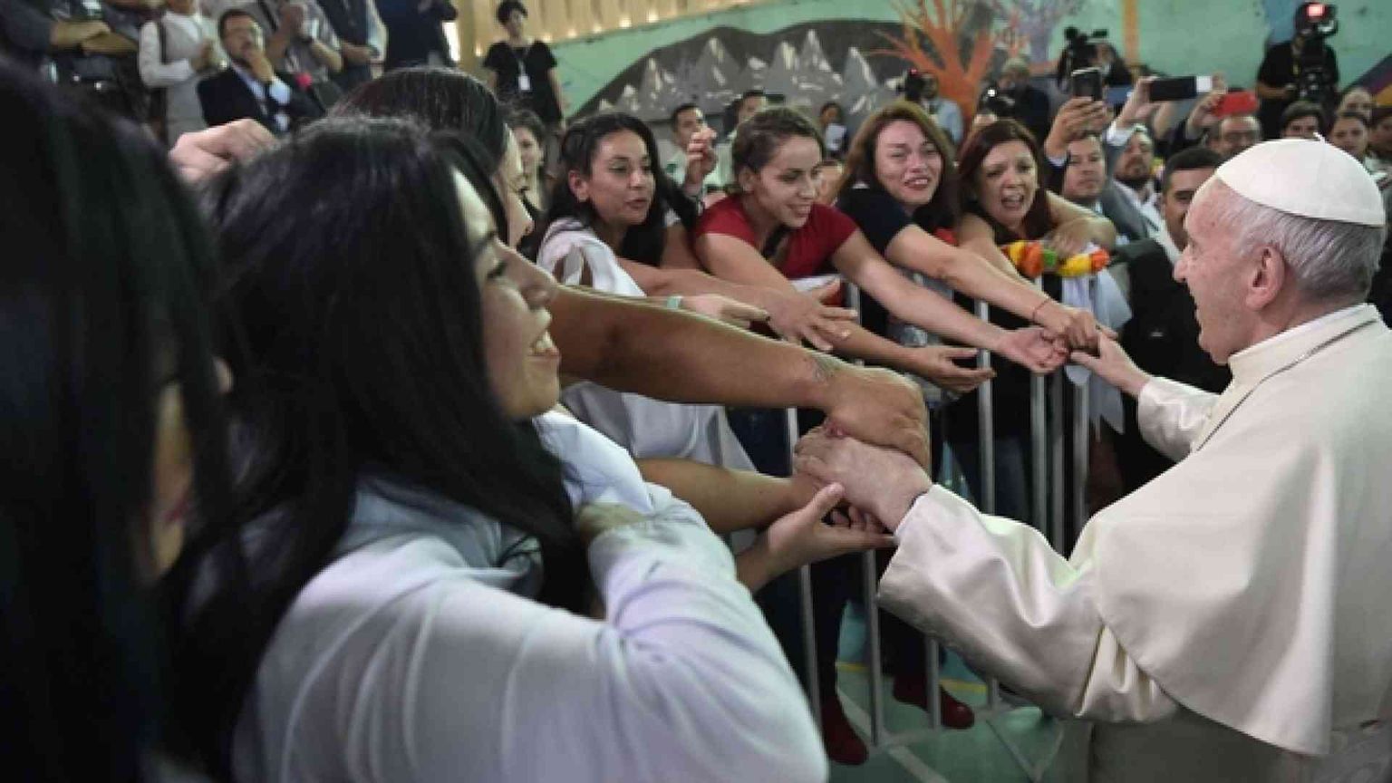 Il Papa in Cile: non abbiamo bisogno di supereroi, ma di compassione