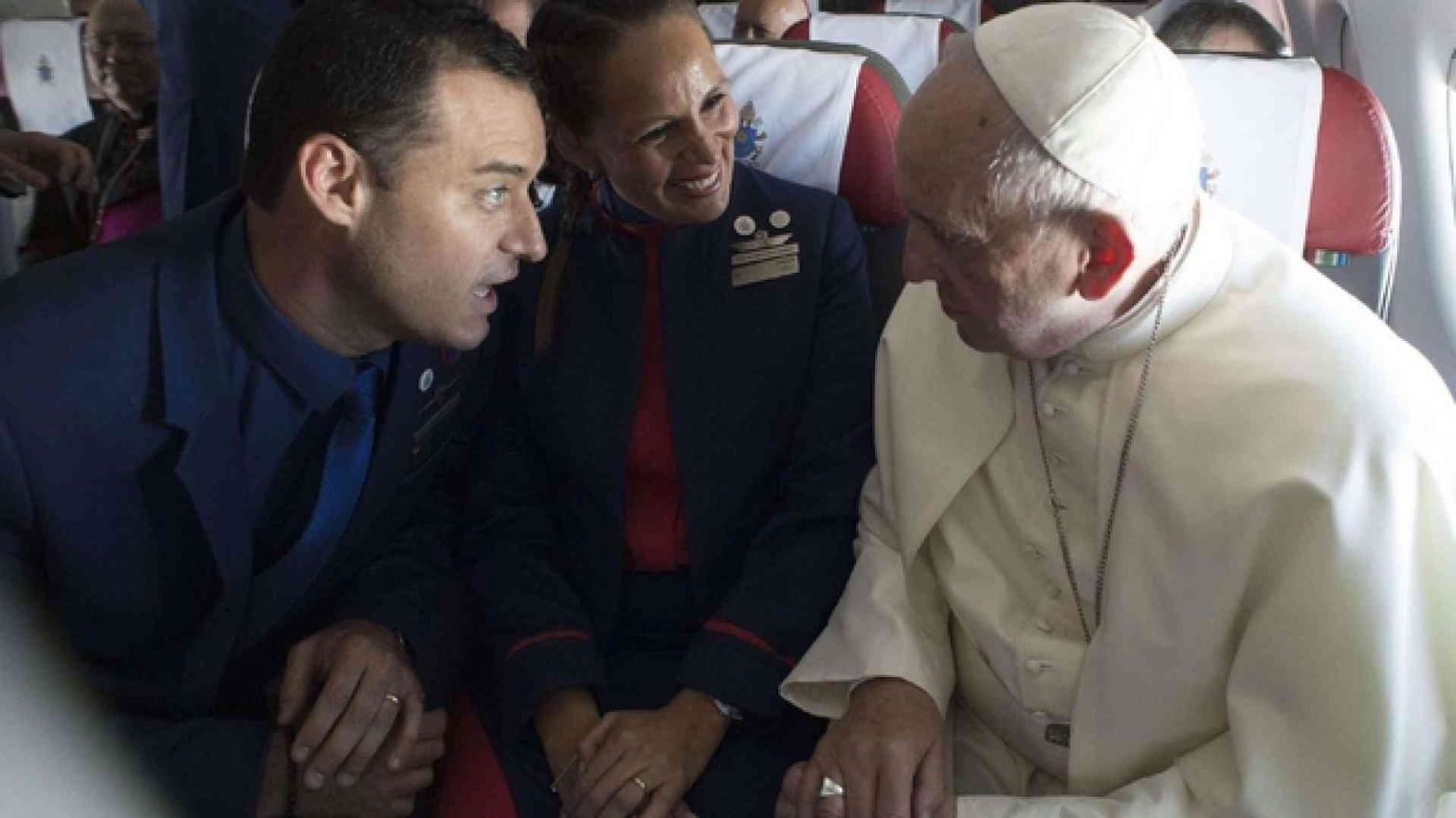 Francesco in aereo celebra il matrimonio tra hostess e steward / Video