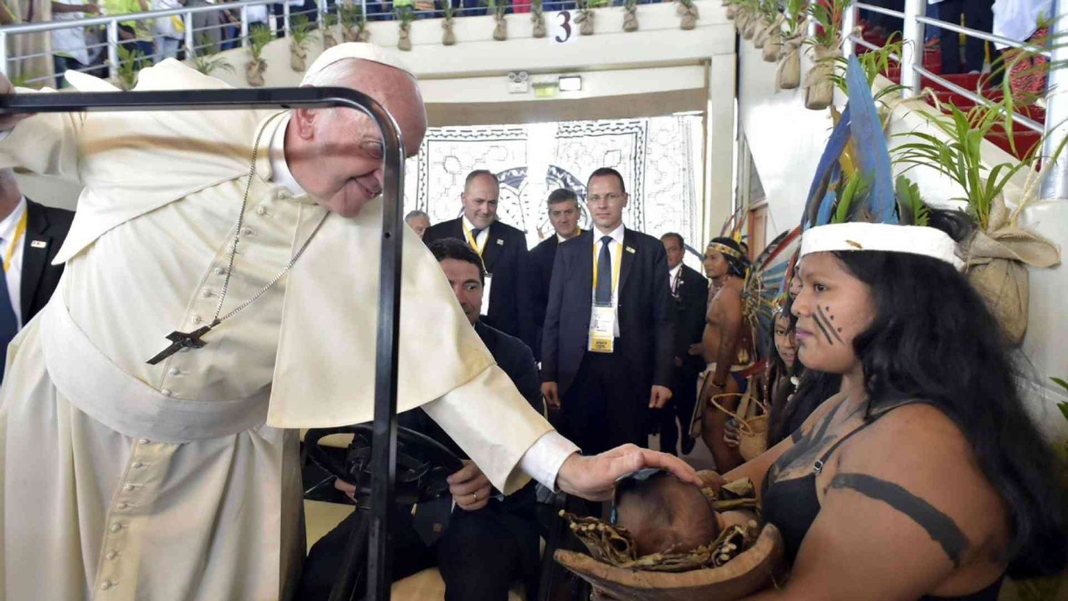 Il Papa ai popoli indigeni: difendere l'Amazzonia è difendere la vita