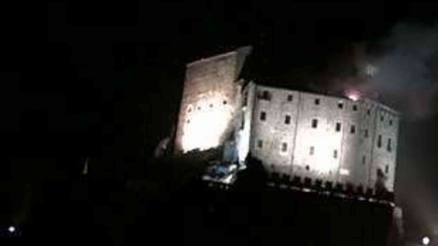 Val Susa, in fiamme il tetto della Sacra di San Michele