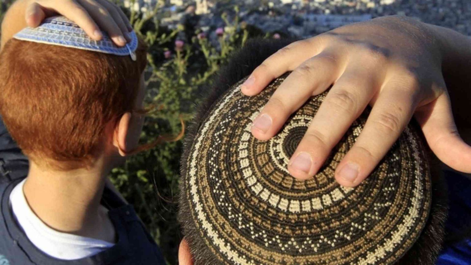 Orrore in Francia: bimbo di 8 anni aggredito perché portava la kippah