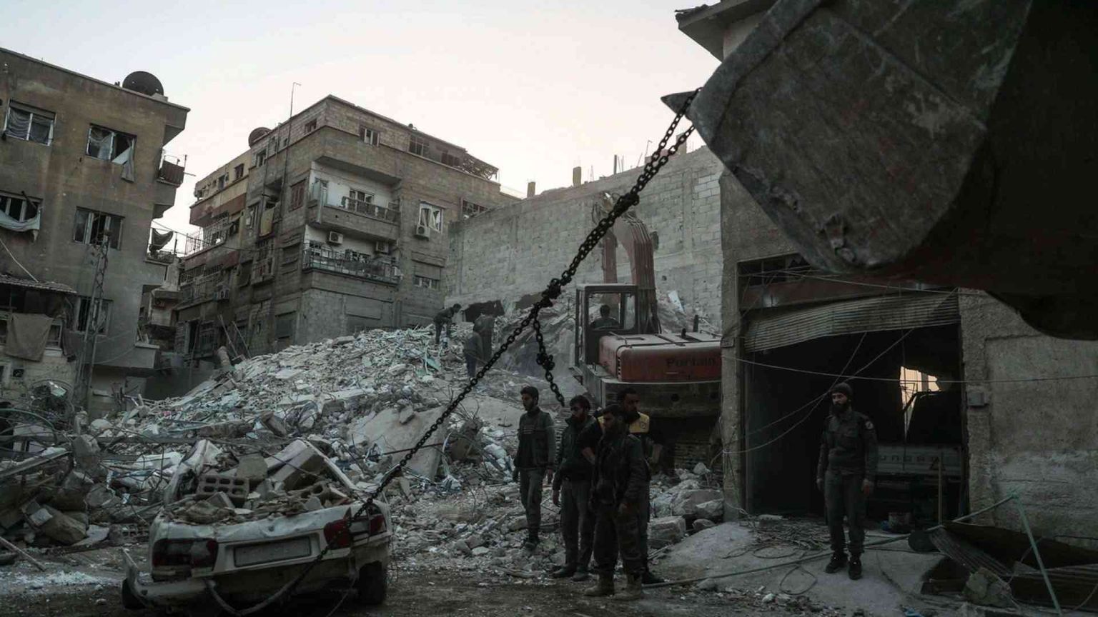 Raid del regime nel Ghouta, quasi 100 vittime, tra cui donne e bambini