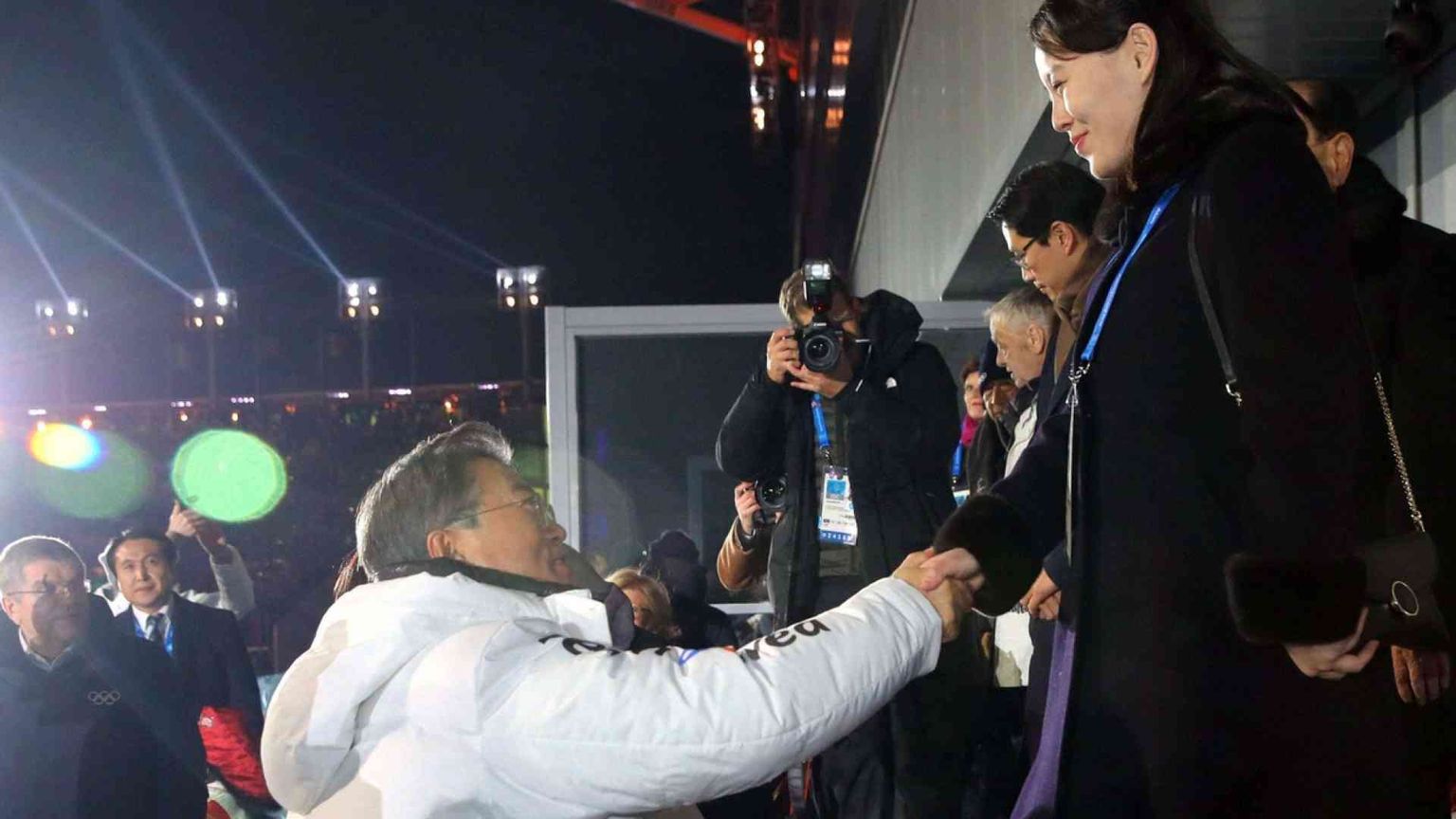 Corea, Giochi al via (al gelo). Con storica stretta di mano