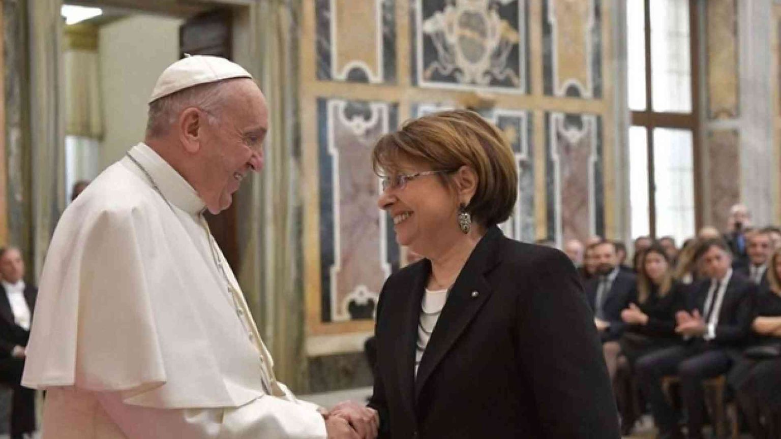 Papa Francesco ai dipendenti: agli sportelli con un sorriso
