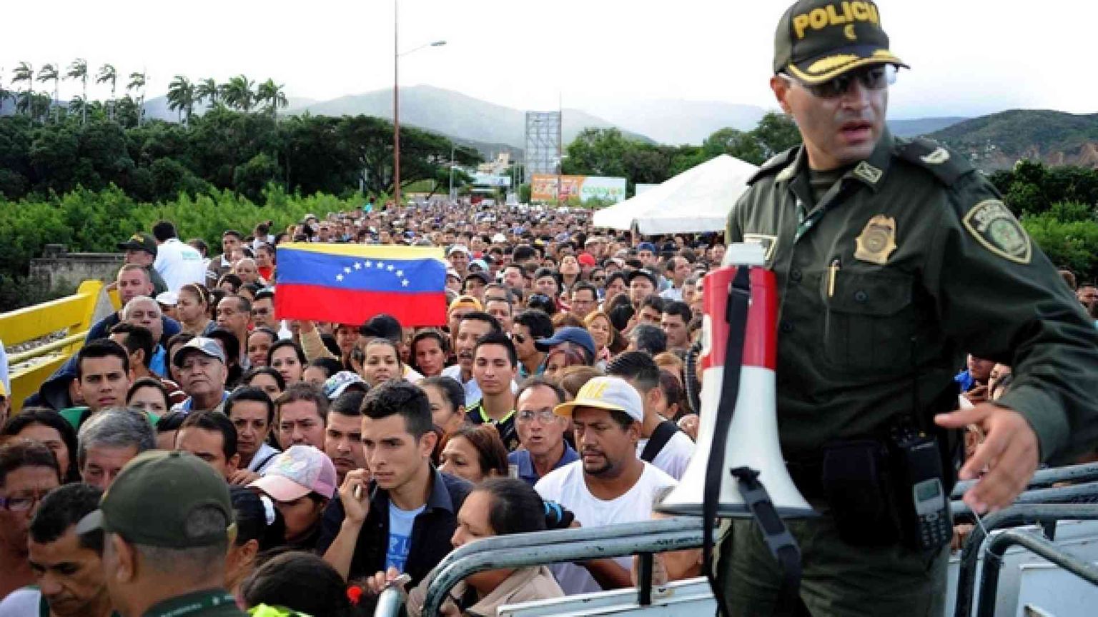 È fuga di massa. Maduro apre le porte, caos nel continente