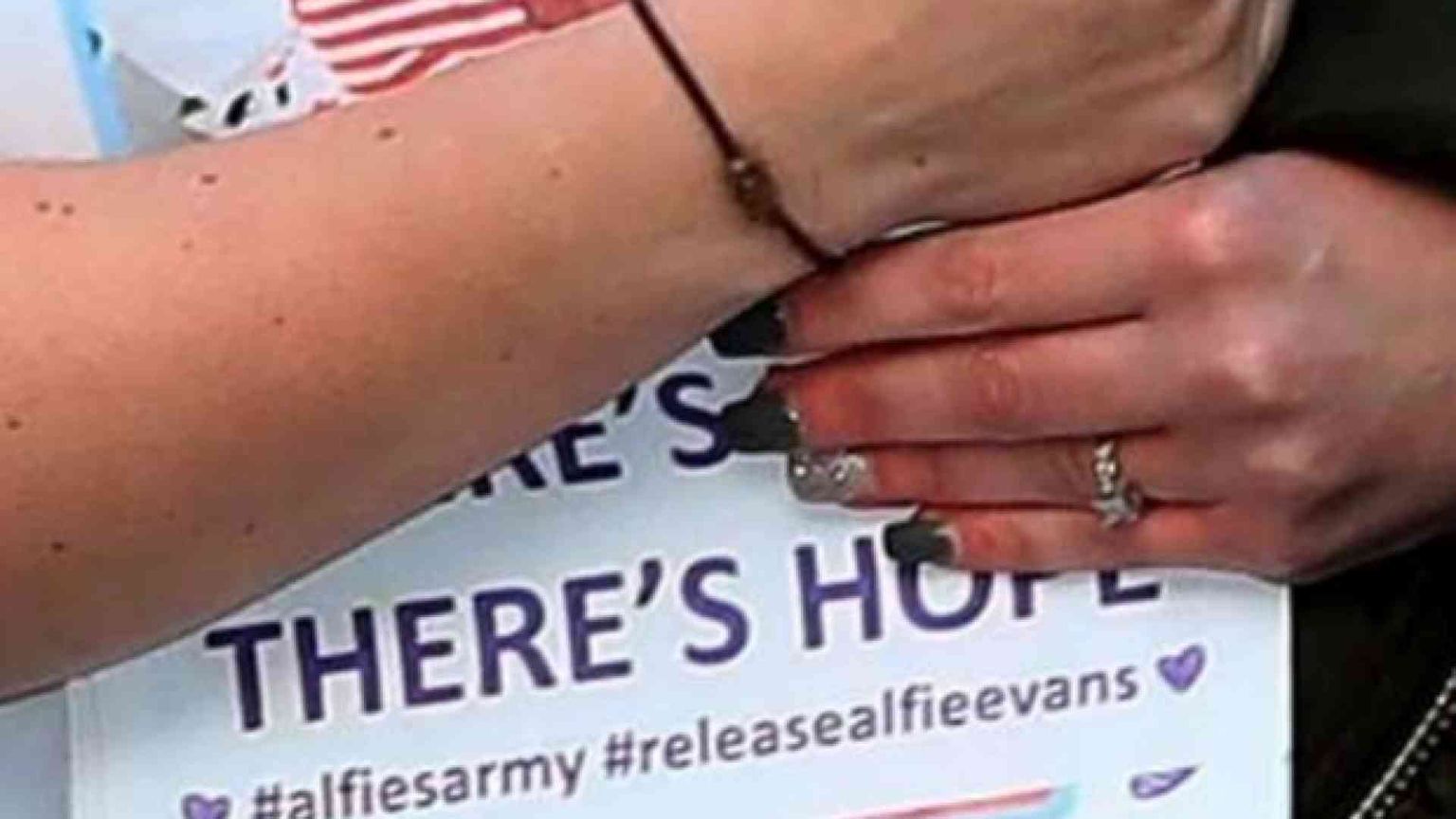 Il giudice ordina di staccare la spina al piccolo Alfie