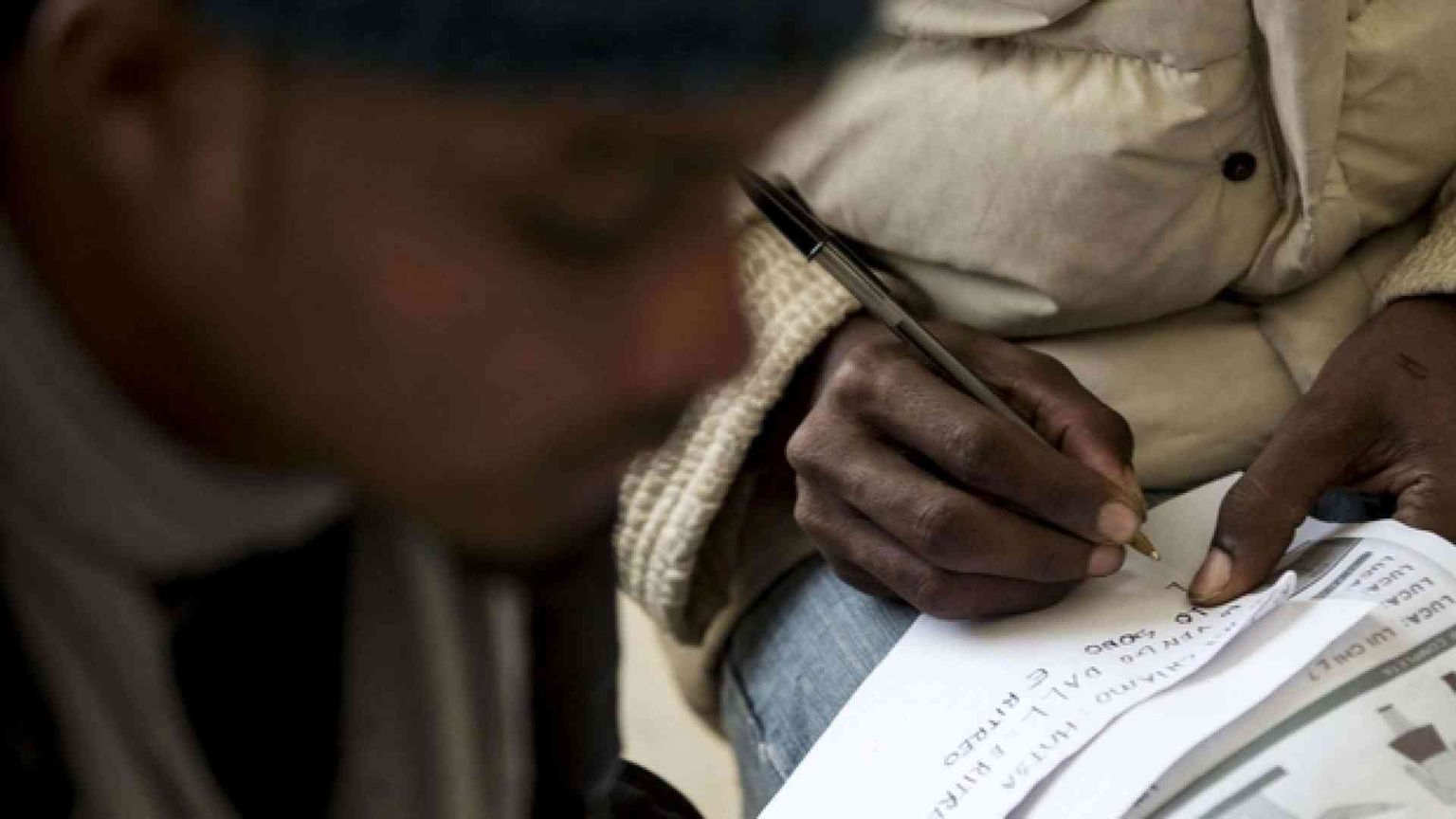 Migranti, per la prima volta le domande di asilo superano gli arrivi via mare