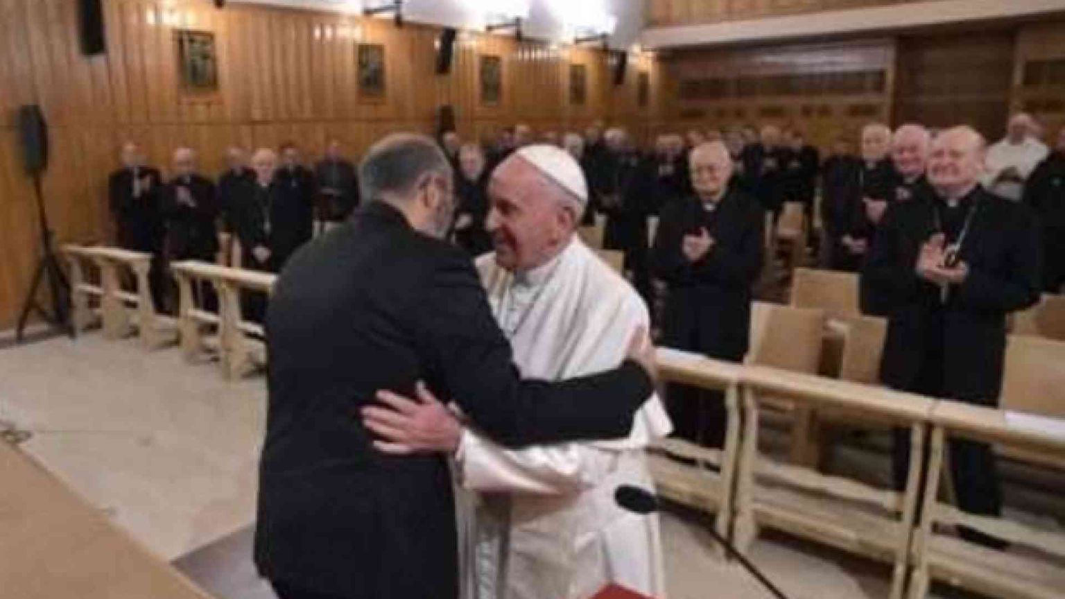 Il Papa: lo Spirito parla ai «lontani». La Chiesa non lo ingabbi