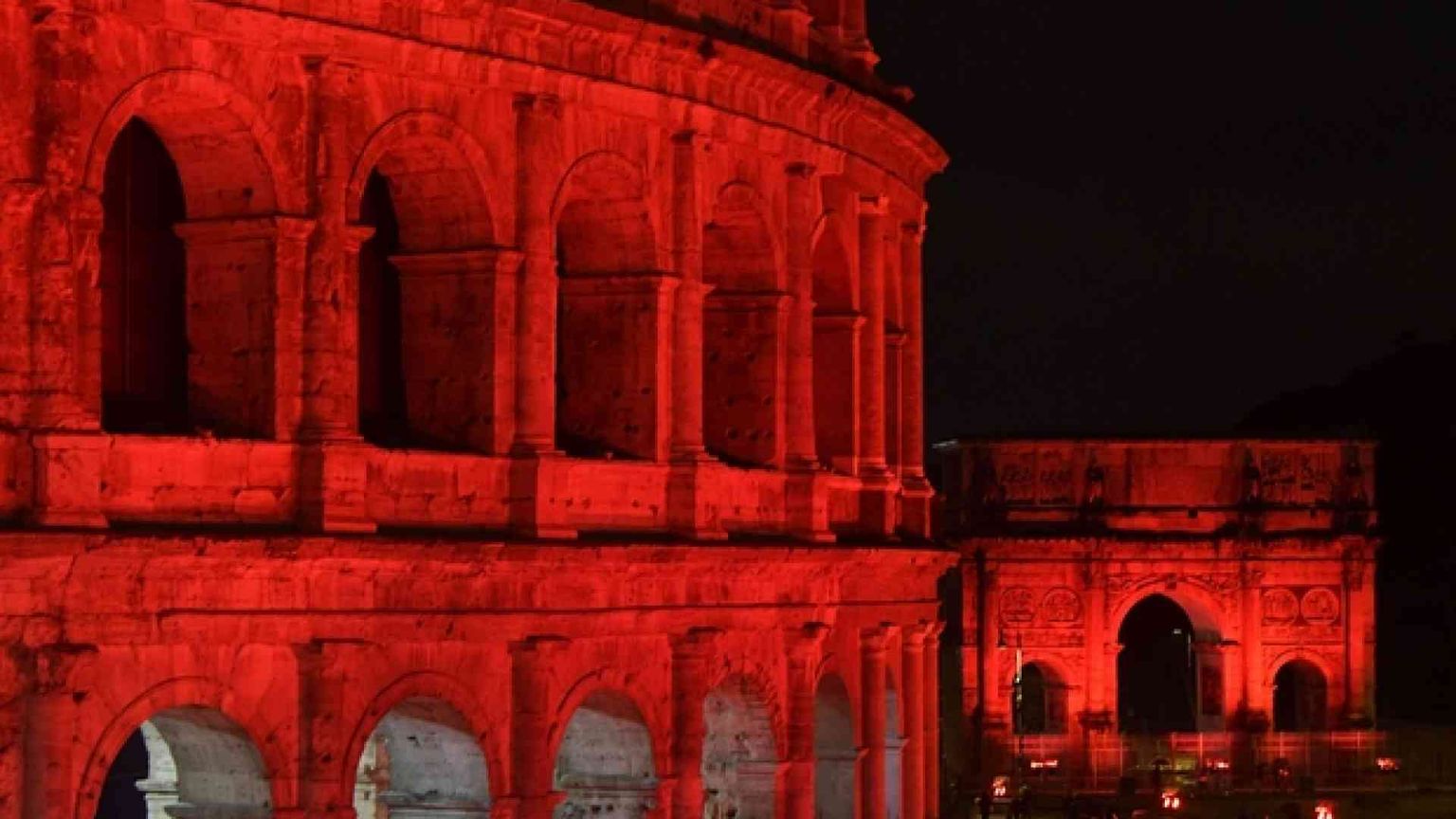 Colosseo rosso, come il sangue dei martiri cristiani