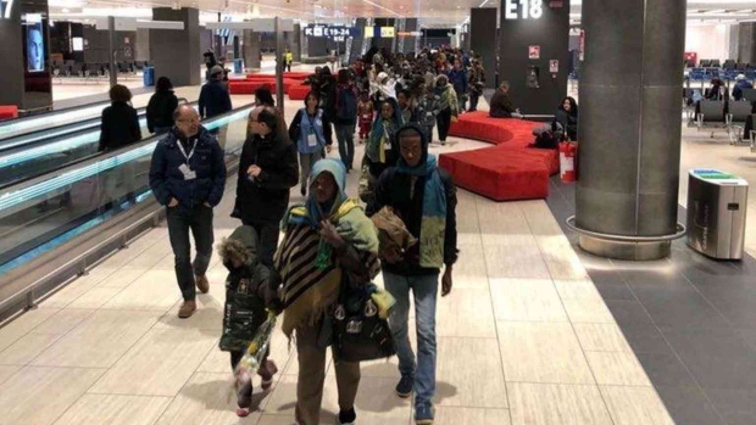 Atterrati a Roma 113 profughi. «La cooperazione fra istituzioni fa miracoli»