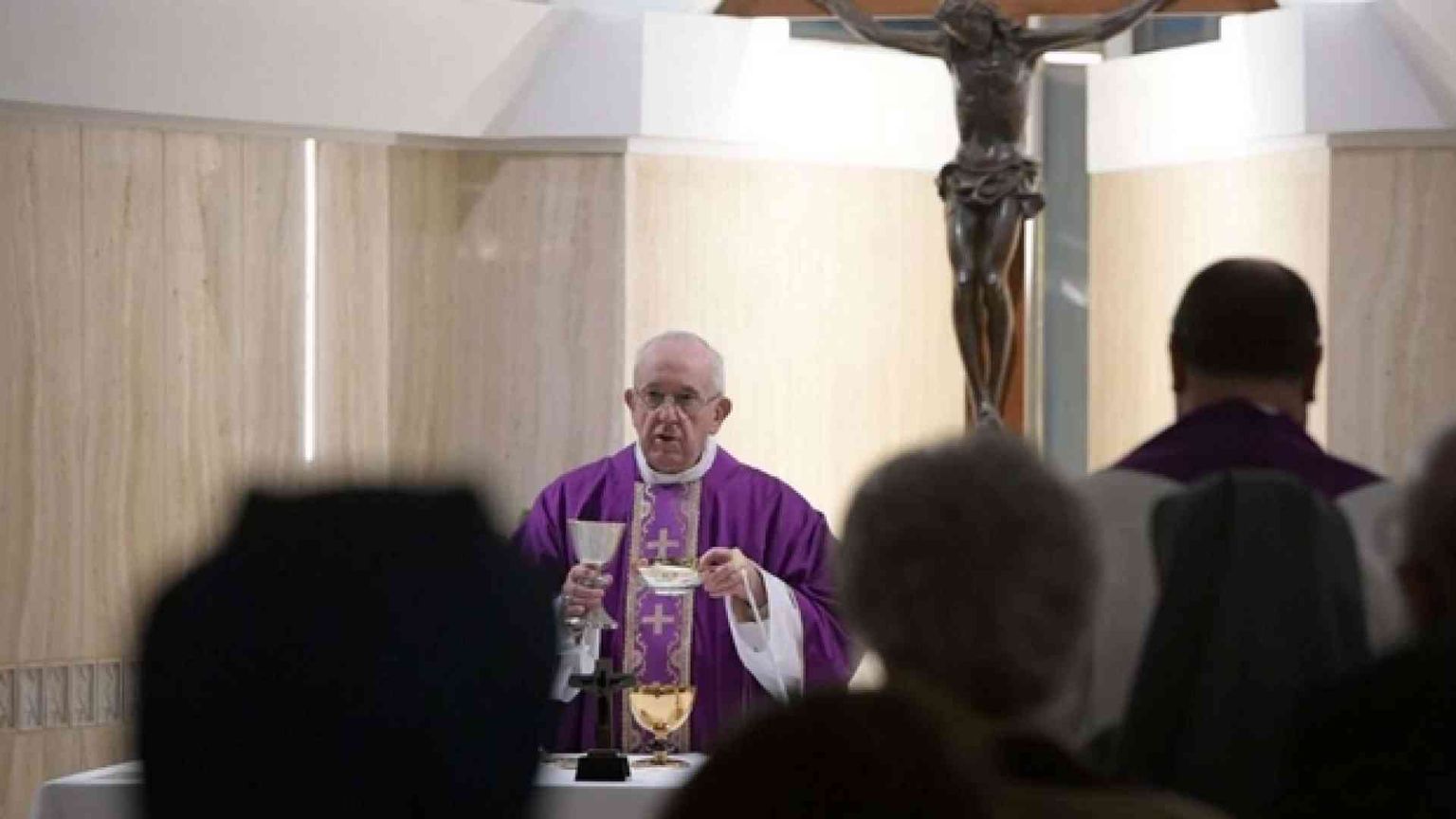 Papa Francesco: fede non è spettacolo, pensare con spirito di Dio