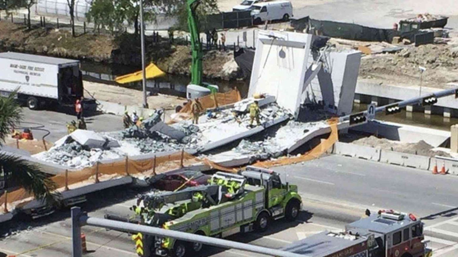 Ponte appena inaugurato crolla sull'autostrada. Morti e feriti