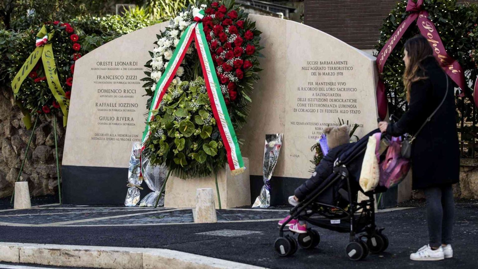 Inaugurati a via Fani i giardini in memoria della scorta