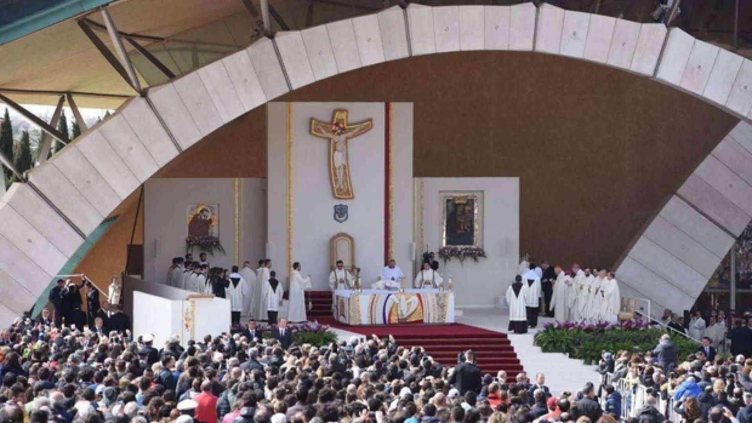Il Papa: «Oggi si scarta la gente, con più crudeltà che a Sparta»