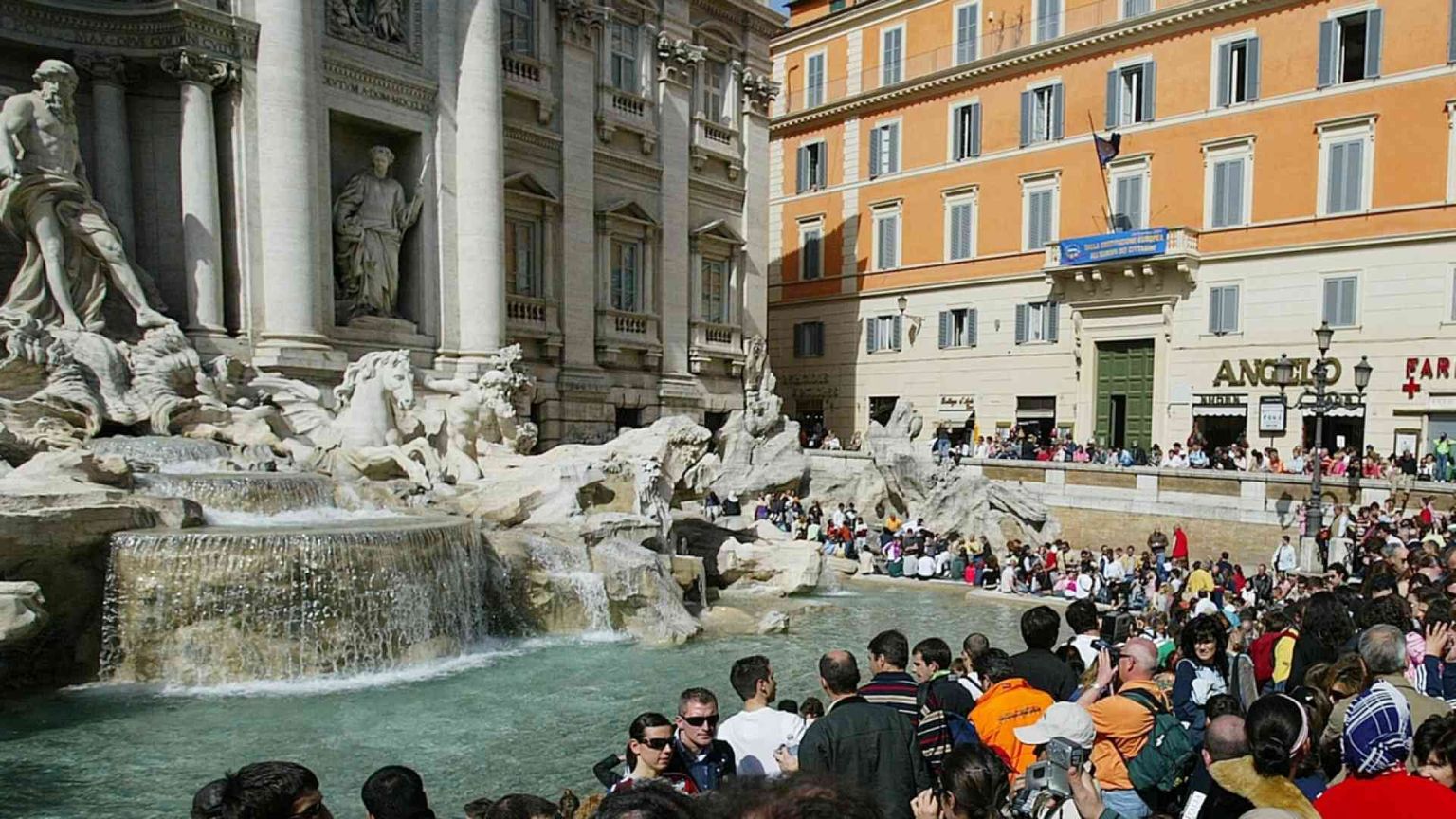 La Caritas: «Ecco come usiamo le monetine della Fontana di Trevi»