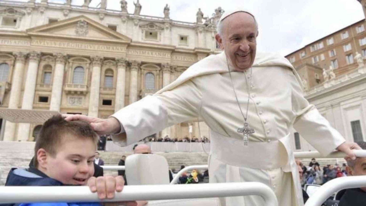 Papa: a Pasqua laviamo gli occhi ai bambini perché vedano Gesù risorto