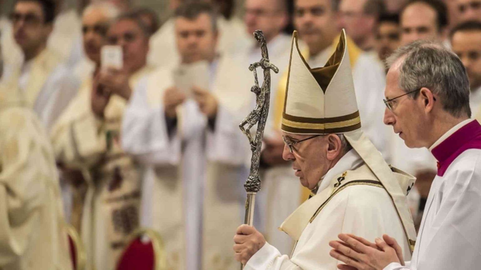 Il Papa ai preti: «Siate vicini alla gente»