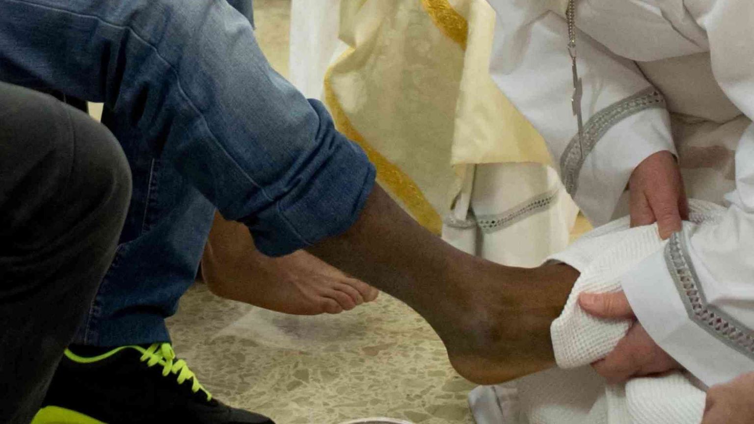 Manduria, no alla lavanda dei piedi a migranti. Interviene il vescovo