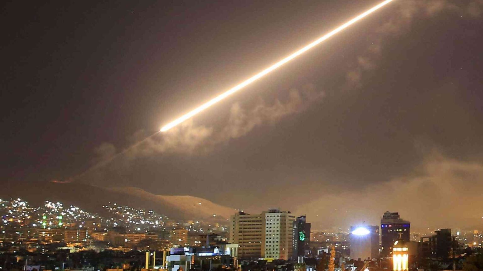 Pioggia di missili sulla Siria. Trump: «Missione compiuta, Grazie a Francia e Gb»