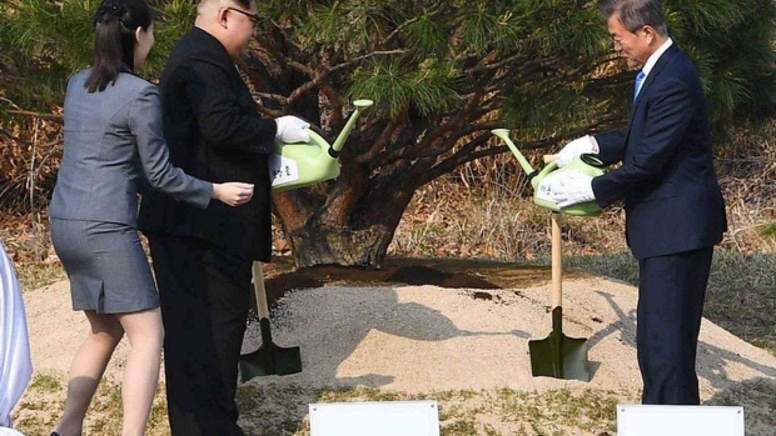 Storico summit tra Kim e Moon. «La guerra è finita»