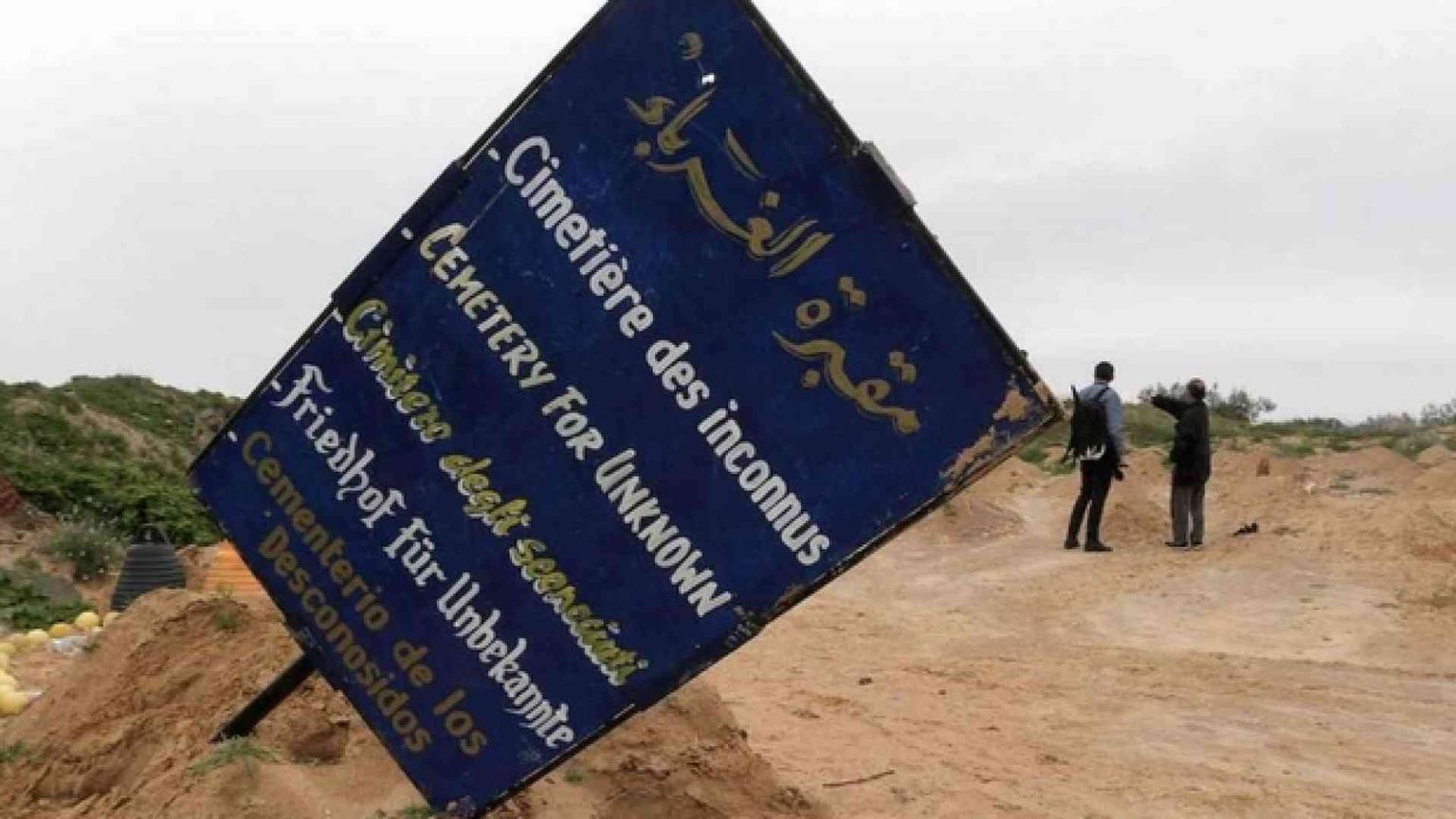 I cimiteri dei migranti senza nome tra Tunisia, Grecia e Italia