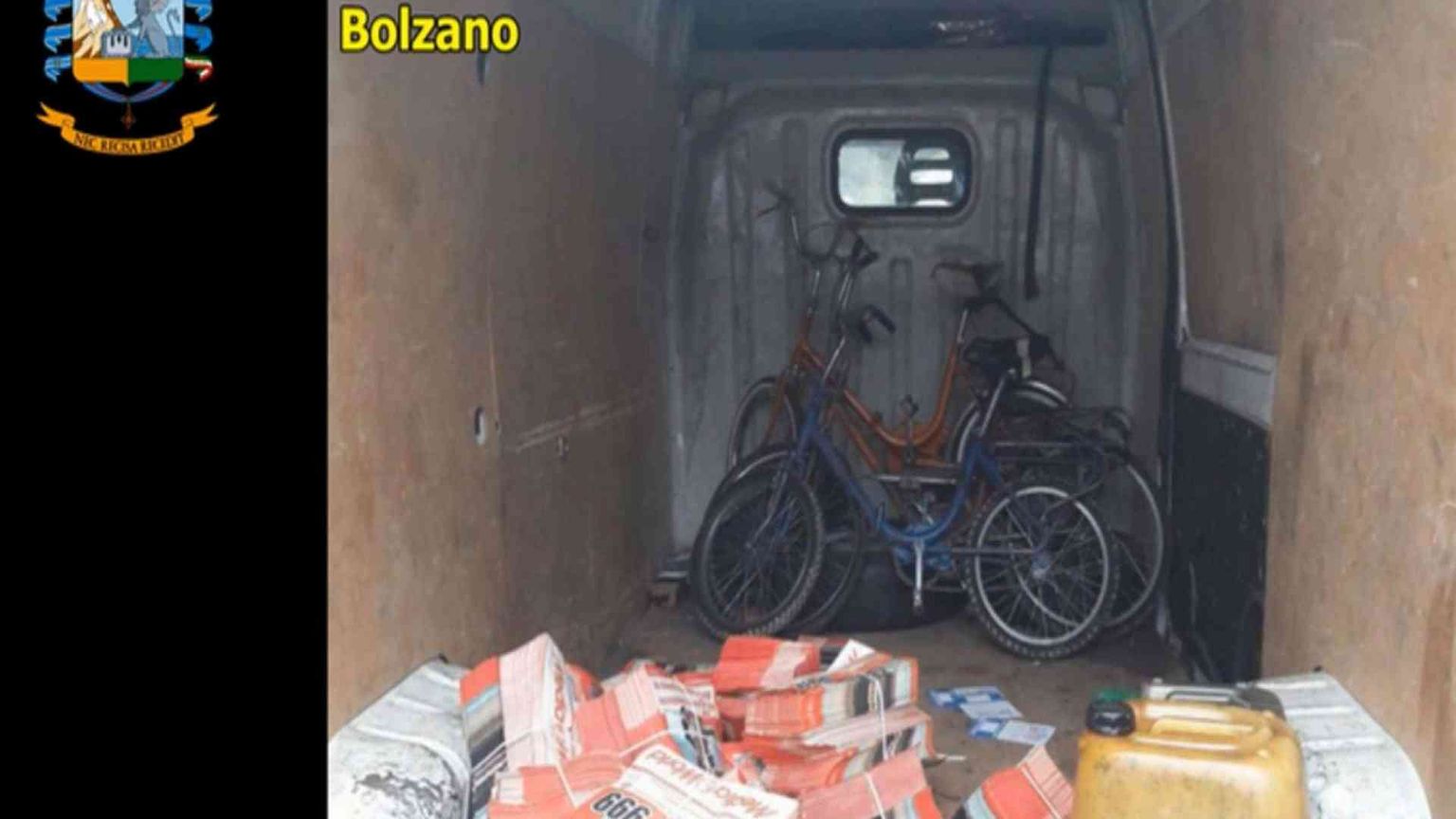 Così gli sfruttati dei volantini: 15 ore di lavoro controllati col Gps