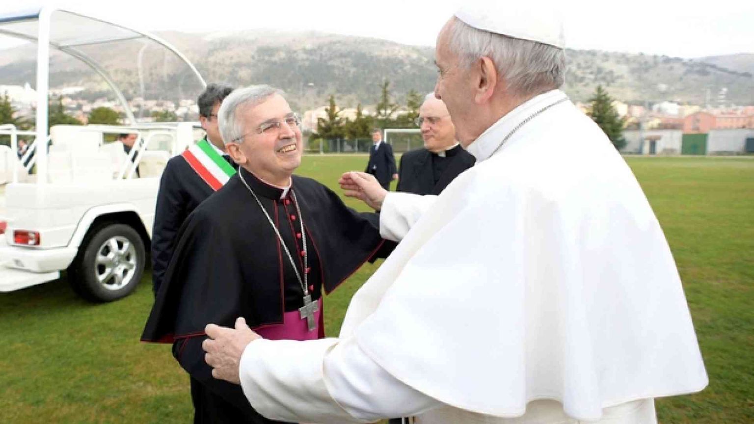 Manfredonia, morto a 66 anni l'arcivescovo Michele Castoro