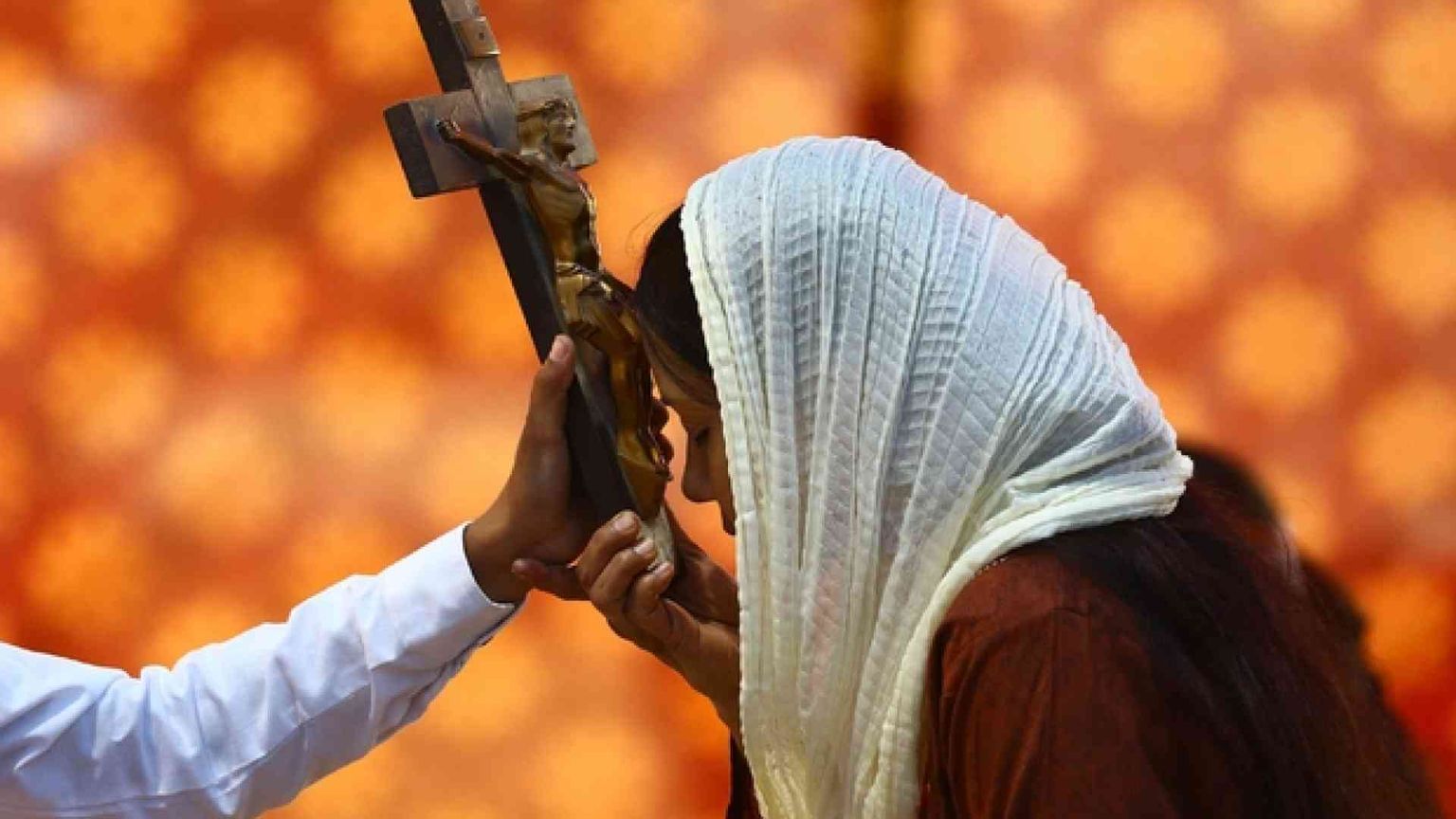 È cristiano, fuggono gli avvocati