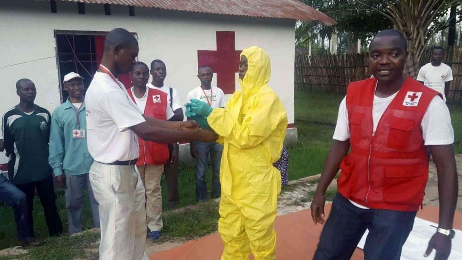 Ebola, il Congo alza l'allerta. E i Paesi vicini si blindano