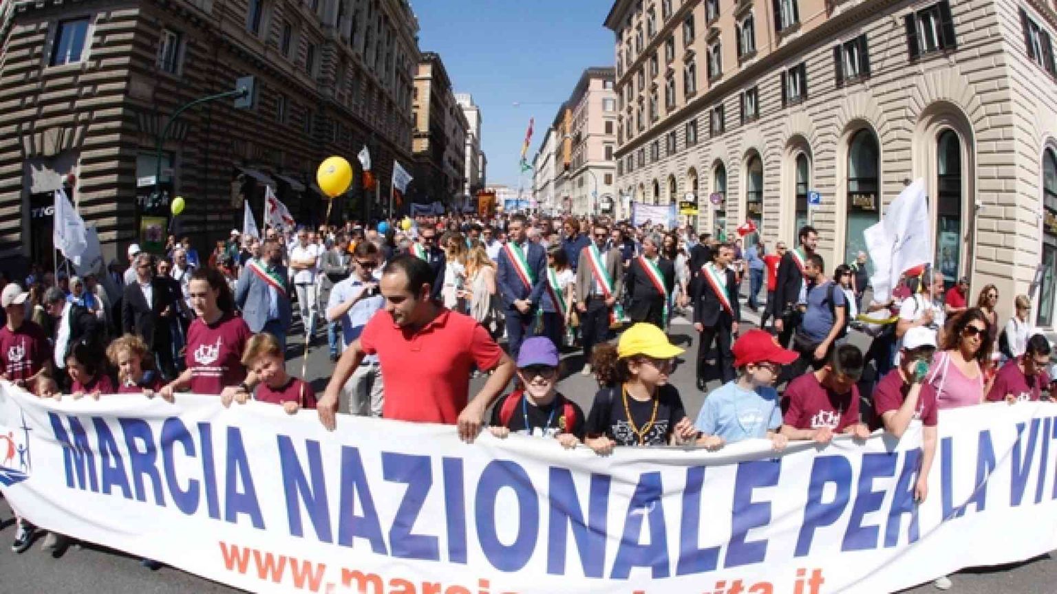 «Non uccidete il futuro». In marcia per la vita pensando anche ad Alfie e Lambert