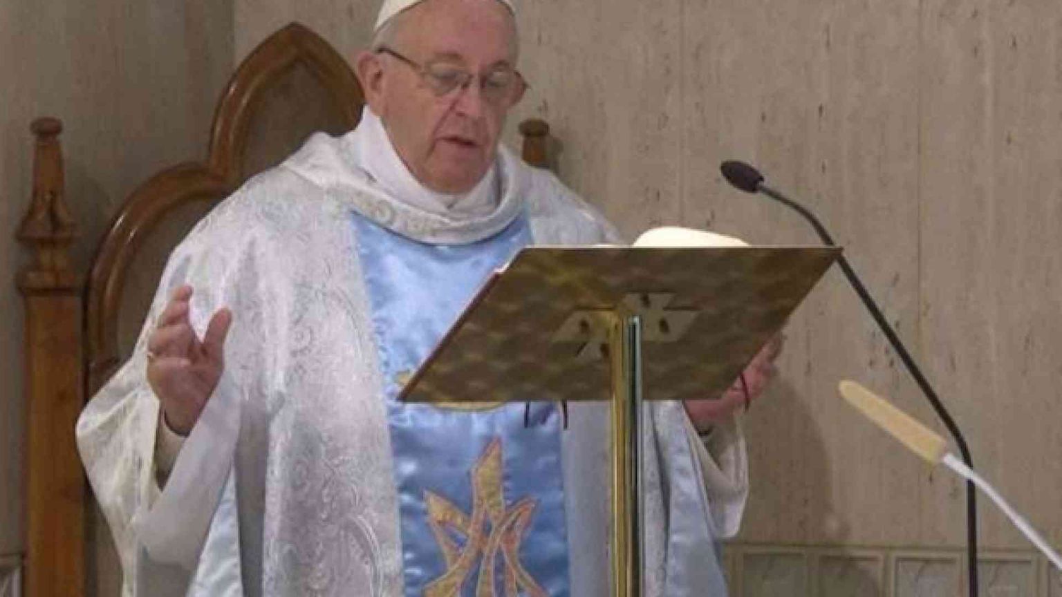 Papa: la Chiesa è donna e madre, come Maria