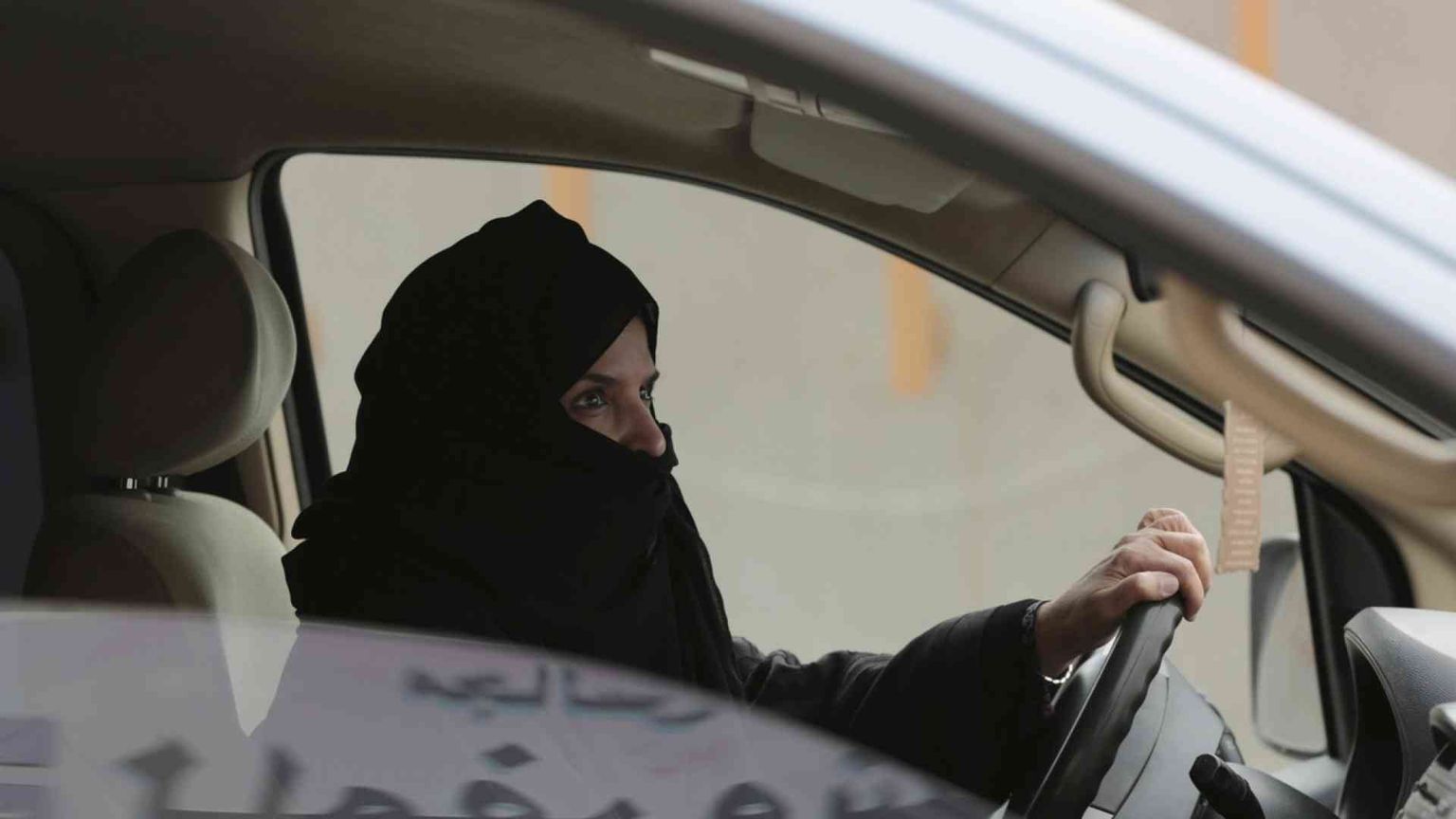 Finite in carcere le due donne che sfidarono i divieti di guida