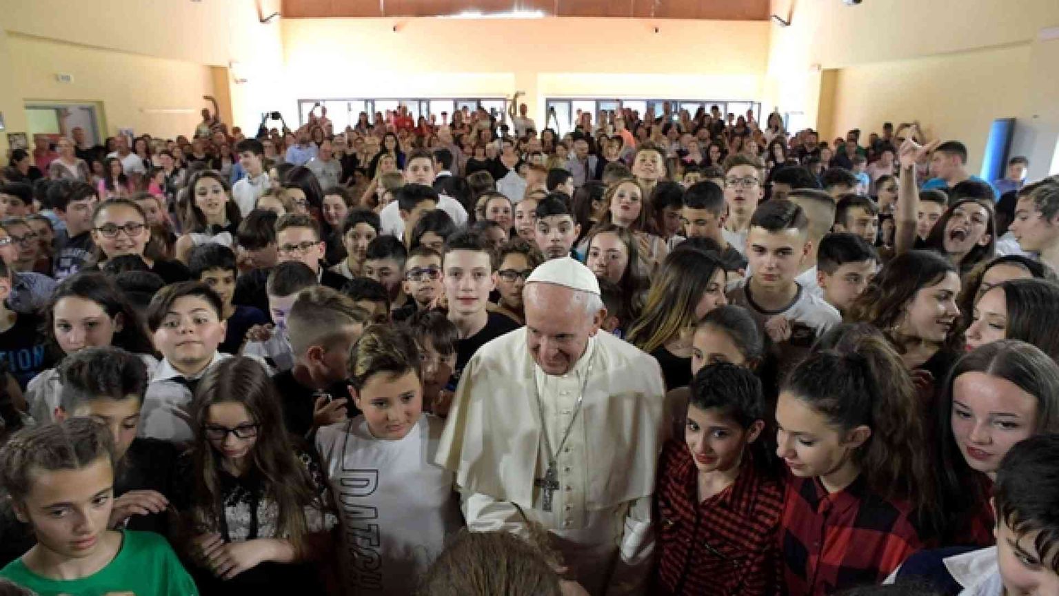 Papa Francesco a scuola con i bambini di periferia
