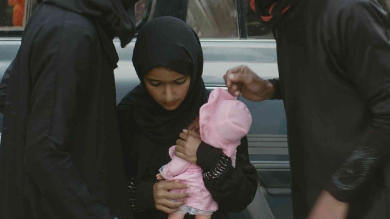 Strappa il passaporto della figlia di 10 anni per impedire nozze combinate