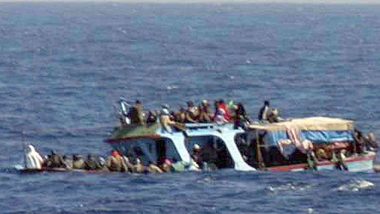 Strage nel Mediterraneo: oltre 100 morti e dispersi al largo della Tunisia