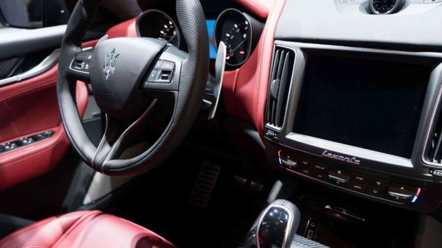 Anche le Maserati a noleggio, Hertz nobilita sua sua flotta