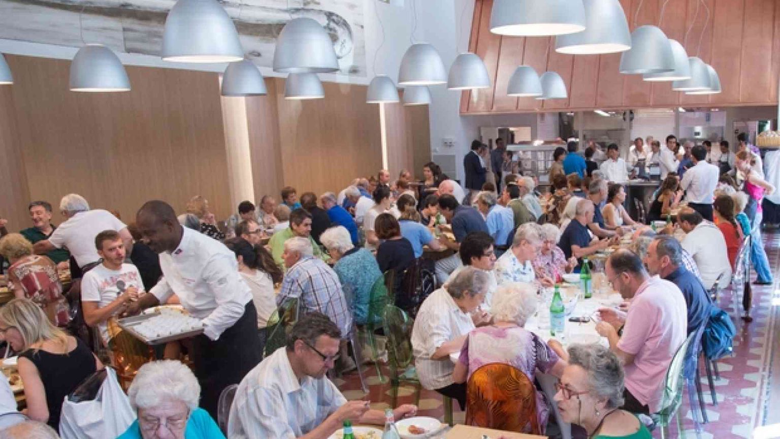 Refettorio ambrosiano, 800 persone aiutate a ripartire