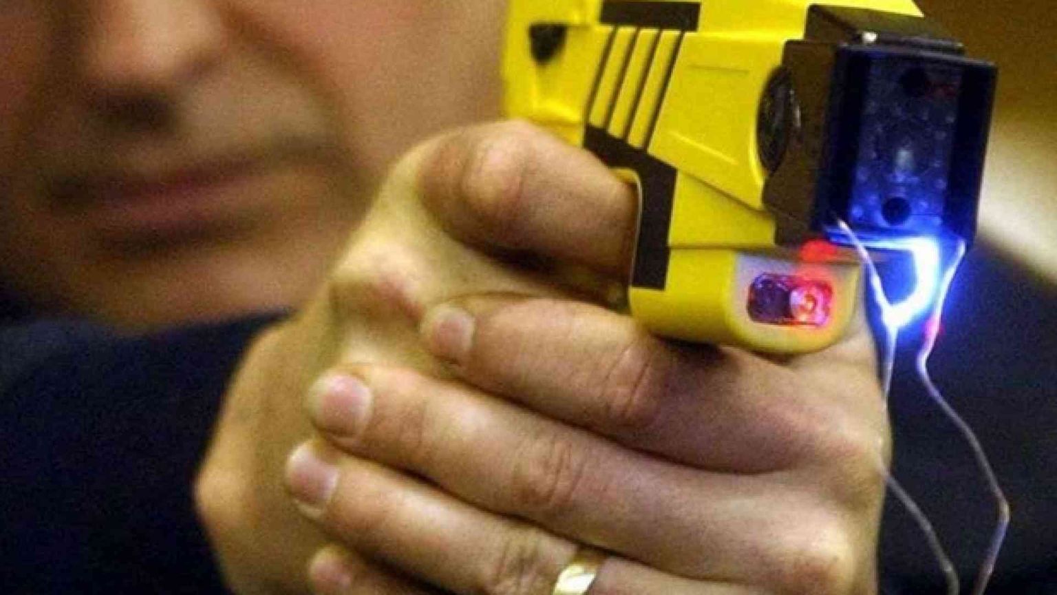 Sì alle pistole elettriche, la svolta della Polizia