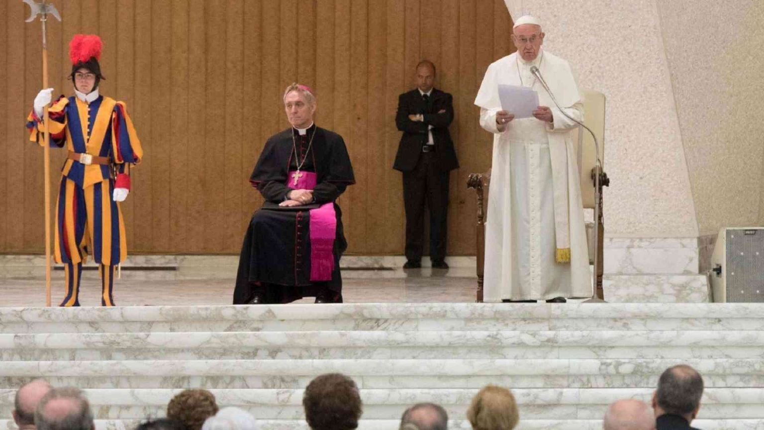 Francesco: non lasciare in balia delle onde gli affamati di pane e giustizia