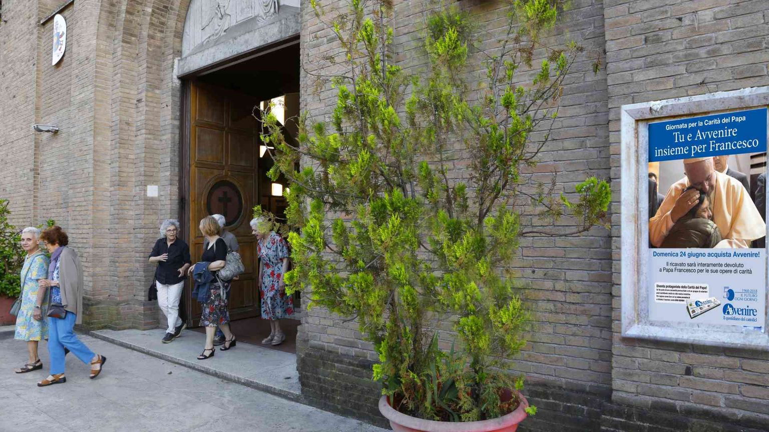 Giornata per la Carità del Papa: leggi Avvenire, aiuti Francesco