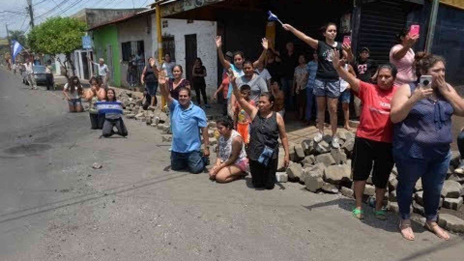 Vescovi e nunzio «scudi umani» per fermare gli squadroni della morte