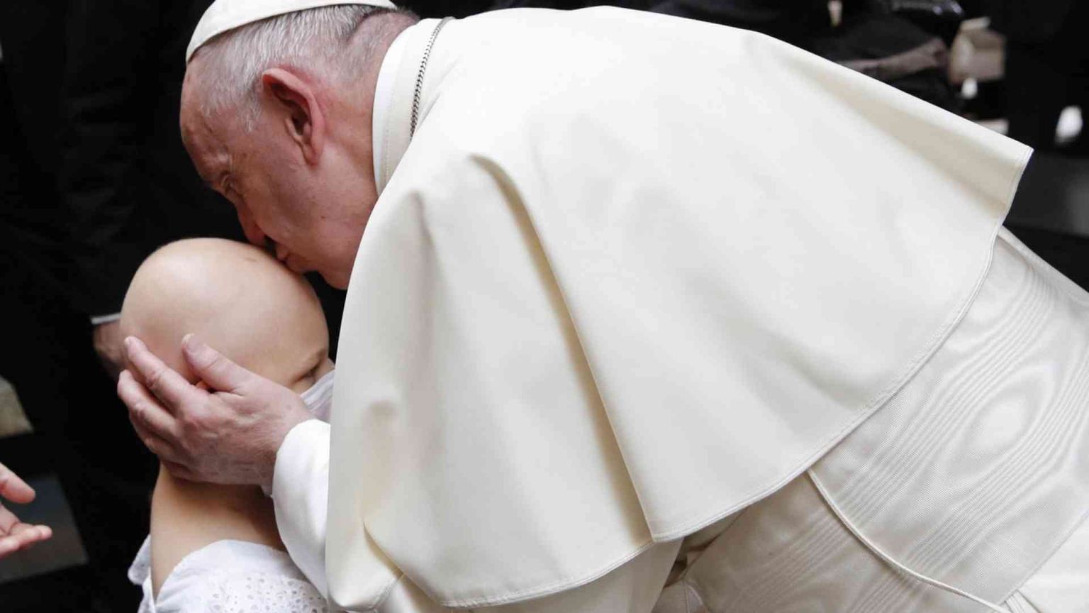 Il Papa: difendere tutta la vita contro il lavoro sporco della morte