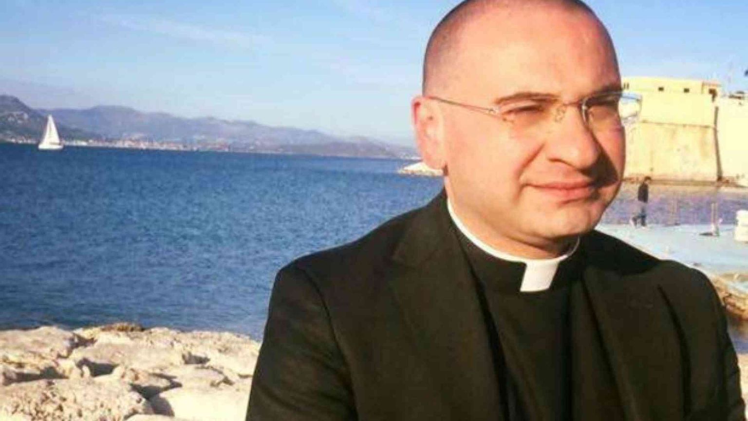 Il parroco ai camorristi: «Convertitevi». Ma le donne lo minacciano sui social