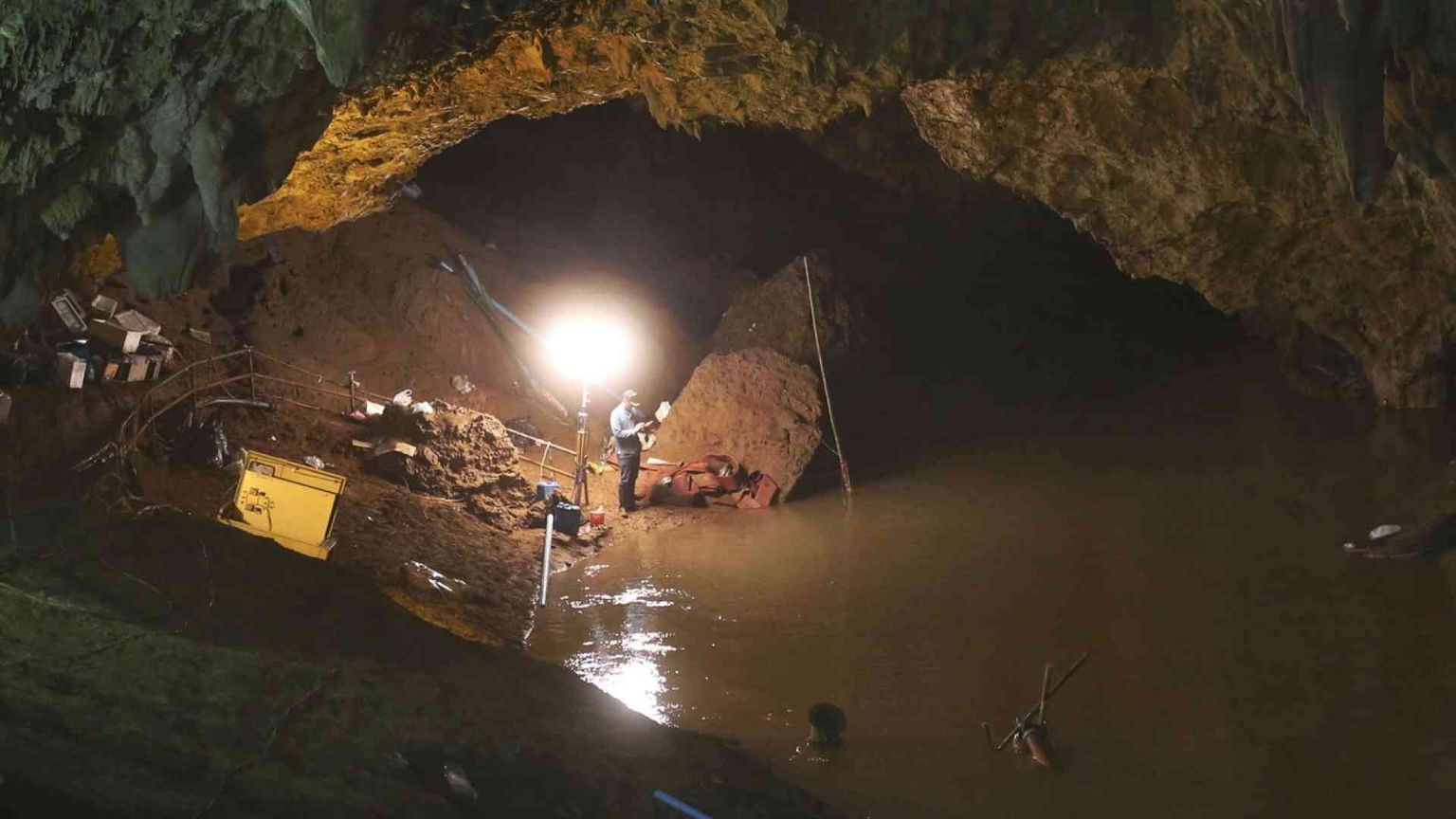 Serviranno mesi per far uscire i 12 ragazzi dalla grotta / VIDEO