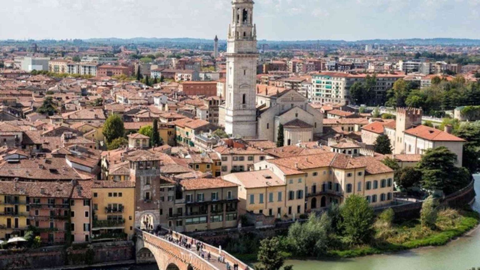 Prete «sposo», il vescovo Zenti: grande amarezza